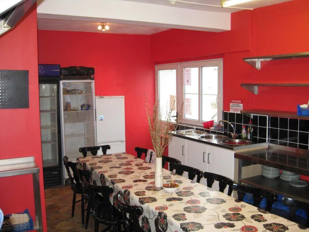 Ocean Backpackers Self-Catering Hostel อิลฟราคูมบ์ ภายนอก รูปภาพ