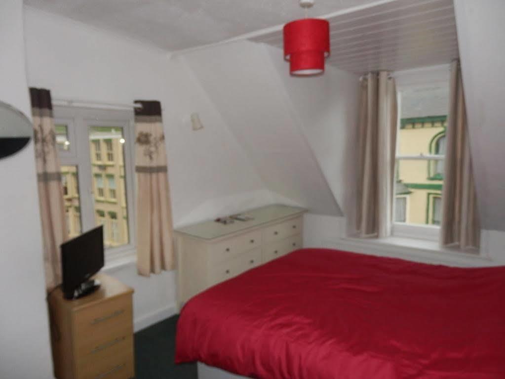 Ocean Backpackers Self-Catering Hostel อิลฟราคูมบ์ ภายนอก รูปภาพ
