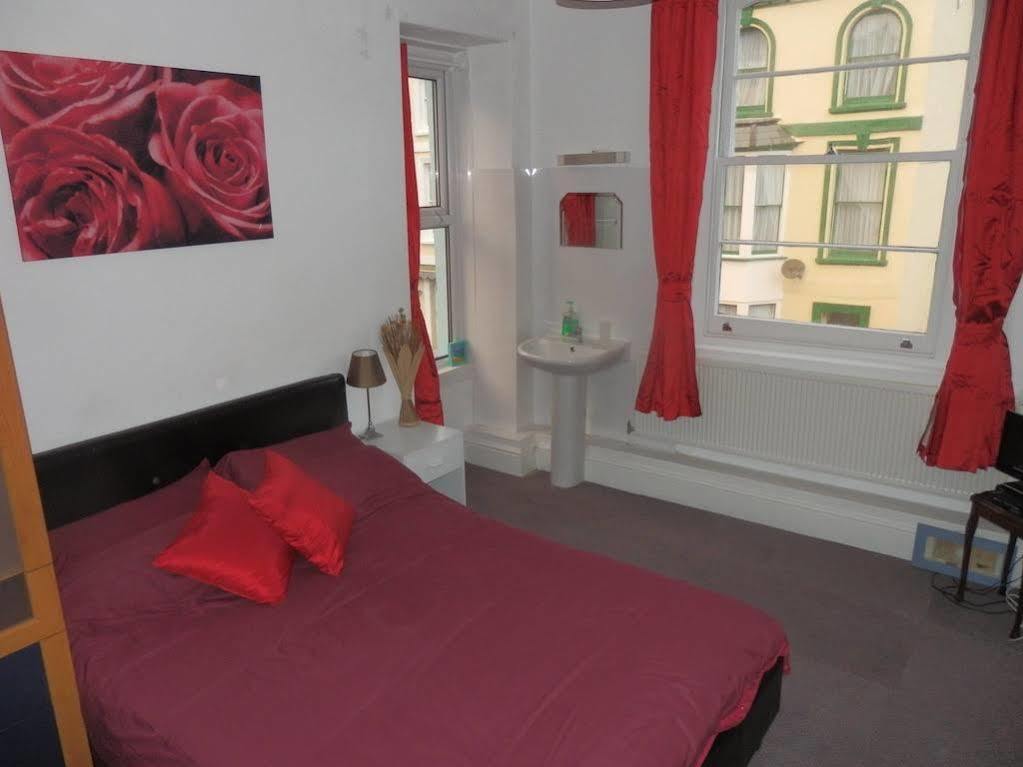 Ocean Backpackers Self-Catering Hostel อิลฟราคูมบ์ ภายนอก รูปภาพ