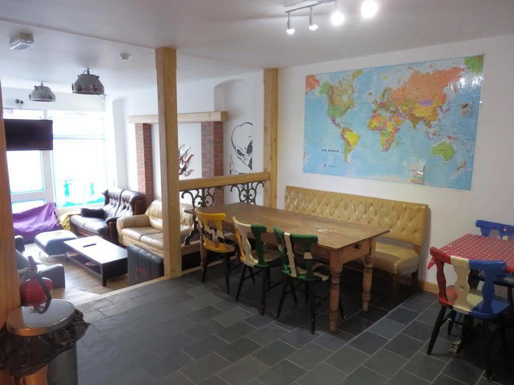 Ocean Backpackers Self-Catering Hostel อิลฟราคูมบ์ ภายนอก รูปภาพ